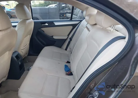 2014 Volkswagen Jetta 1.8T Se z USA, uszkodzony, nr VIN 3VWD17AJ5EM439582